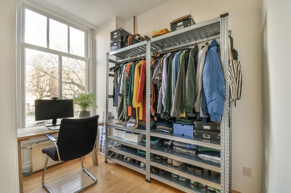 Portant vêtement double barre : le choix parfait pour votre boutique